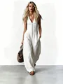 Ganzkörperansicht eines weißen ärmellosen Overalls mit V-Ausschnitt und Frontreißverschluss - S / Jumpsuits / Weiß