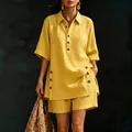 Dettaglio di un completo estivo giallo vibrante con camicia a maniche corte e pantaloncini - Oro
