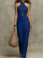 Detailansicht eines blauen Maxikleids mit Neckholder und einer Strohtasche - Dunkelblau