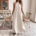 Model trägt ein lockeres beiges Halterneck-Maxikleid mit Leinentextur für den Sommerurlaub - S / Oberteil Und Unterteil / Gebrochenes Weiß
