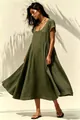 Dettaglio abito lungo in cotone e lino verde oliva con scollo a U e linea ad A - Verde militare