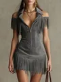 Gros plan sur une mini-robe en daim gris avec franges et fermeture éclair frontale - Gris