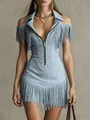 Vue détaillée d'une robe Y2K vintage en daim bleu clair à épaules dénudées et franges - Bleu clair