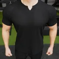 Gros plan sur un t-shirt de sport noir en maille respirante pour homme, coupe ajustée - 3XL / Hauts / Uni-Noir Nuit