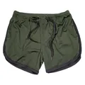 Gedetailleerde weergave van olijfgroene mesh sportbroek met zwarte bies en trekkoord. - Legergroen met zwarte bies