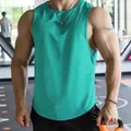 Detailansicht eines schnelltrocknenden Herren-Mesh-Tanktops für das Fitness-Training in Blaugrün - Seeblau