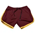 Gedetailleerd overzicht van bordeauxrode mesh sportbroek met gele bies en trekkoord - Rood met Gele Rand
