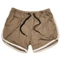 Detailweergave van bruine ademende mesh sportshorts met witte bies en zwart trekkoord - Khaki Witte Rand