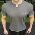 Gros plan d'un t-shirt de sport gris pour homme montrant l'imprimé et la coupe slim - 3XL / Hauts / Imprimé Floral Vert Armée