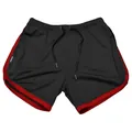 Detail van zwarte mesh sportshort met rode bies en ademende sneldrogende stof. - Zwart Rode Rand