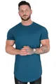 Nahaufnahme eines Herren-Sport-T-Shirts aus Baumwolle in Petrol mit gebogenem Saum. - Blau