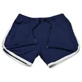 Detail van marineblauwe mesh sportshort met witte biezen en trekkoord voor een trendy look - Marineblauw Met Witte Rand