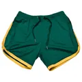 Detail van groene mesh sportshort met gele contrasterende bies en trekkoord. - Groen met gele bies