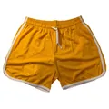 Close-up van gele sneldrogende mesh sportshorts met witte bies en elastische taille - Geel Witte Bies