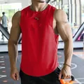 Herren Fitness Tank Top aus rotem schnelltrocknendem Mesh-Gewebe im Fitnessstudio - Rot