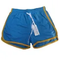 Detail van sneldrogende blauwe mesh sportshort met gele bies en een wit trekkoord - Lichtblauw met gele rand