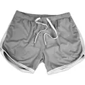 Detailweergave van grijze ademende mesh sportshorts met witte trekkoorden en biezen. - Lichtgrijs met witte bies