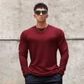 Vue de face d'un sweat-shirt à manches longues bordeaux pour homme avec collier tendance - Bordeaux