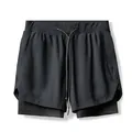 Detalle del diseño de dos capas y el cordón ajustable de estos pantalones cortos negros. - M / Bottoms / Negro
