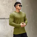 Detaillierte Textur des olivgrünen Waffelstrick-Langarm-Sweatshirts für modische Männer - Matcha-Grün