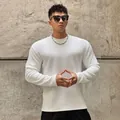 Nahaufnahme des weißen Herren-Struktur-Pullovers im modernen urbanen Streetwear-Look - M / Weiß