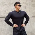 Detailansicht eines schwarzen, strukturierten Herren-Langarm-Pullovers für den Herbst-Look - M / Schwarz