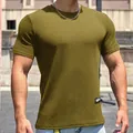 Primo piano della maglietta verde oliva con trama a pelle di serpente testurizzata - Taglia M / Top / Verde matcha