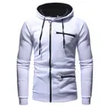 Detailansicht eines weißen Herren-Fleece-Hoodies mit schwarzen Reißverschluss-Akzenten - Weiß
