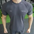 T-shirt de sport gris pour hommes coupe ajustée avec maille respirante et imprimé - 3XL / Hauts / Gris Volcanique Gaufré