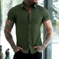 Chemise boutonnée à manches courtes coupe slim athlétique en vert olive pour homme - Vert Militaire
