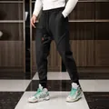 Herren Winter Fleece-Jogginghose in Schwarz mit elastischen Bündchen und Kordelzug - M / Unterteile / Schwarz