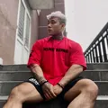 Primer plano de una camiseta de fitness roja oversize para hombre con estampado KING KONG - M / Tops / Rojo