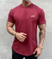 Λεπτομερής προβολή ανδρικού μπορντό t-shirt slim fit με εφαρμογή μυών και στρογγυλό στρίφωμα - M / Tops / Μπορντό