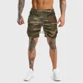 Vista completa dei pantaloncini da allenamento mimetici ad asciugatura rapida da uomo - verde camouflage