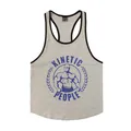 Detailansicht eines grauen Fitness-Tanktops aus Baumwolle mit Grafikprint - M / Oberteile / Grau mit schwarzem Rand und blauer Grafik