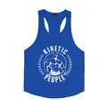 Detailansicht des blauen Baumwoll-Sport-Tanktops mit weißer Kinetic People Grafik. - M / Oberteile / Dunkelblau mit weißer Grafik