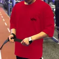 Vue détaillée du t-shirt de sport rouge oversize pour homme en coton sur modèle - M / Hauts / Rouge