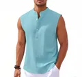 Détail d'une chemise sans manches pour homme bleu clair avec col officier texturé - Bleu lac