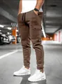 Detailansicht der braunen Cargo-Hose für Herren in Slim-Fit mit mehreren Taschen. - Kaffeebraun
