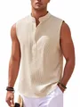Gros plan d'une chemise sans manches pour homme avec col montant et tissu texturé - Kaki
