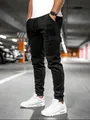Detaillierte Seitenansicht der schwarzen schmal geschnittenen Cargo-Jogginghose für Herren - S / Unterteile / Schwarz