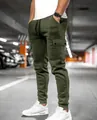 Detailansicht der schmal geschnittenen grünen Cargohose für Herren mit praktischer Seitentasche - S / Unterteile / Armeegrün
