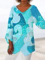 Detailweergave van dames tuniek met V-hals en blauwe oceaangolf mozaïekprint. - S / Tops / Meerblauw