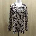 Detailansicht des Damen Leopard Print V-Ausschnitt Langarm-T-Shirts auf Mannequin - S / Oberteile / Khaki