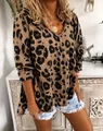 Detailansicht eines lockeren Damen-Langarm-T-Shirts mit V-Ausschnitt und Leopardenprint - S / Oberteile / Kaffeebraun