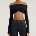 Λεπτομερής προβολή μαύρου crop top με μακριά μανίκια, έξω ώμους και σχέδιο με σούρες στο στήθος - S / Tops / Μαύρο