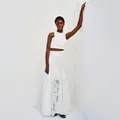 Elegante witte mouwloze crop top en maxi-rok met geborduurde kant tweedelige set - S / Boven- En Onderstuk / Wit