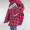 Vista dettagliata della trama a quadri rosa e nera su una camicia oversize a maniche lunghe - Taglia S / Top / Rosso rosa