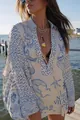 Λεπτομερής προβολή του γυναικείου σετ resort με ναυτικό τύπωμα και μακρυμάνικο λαιμό V - L / Τοπ και Παντελόνι / Μπλε