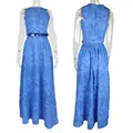 Elegantes blaues zweiteiliges Lochspitzen-Set mit ärmellosem Top und langem Maxirock - Saphirblau